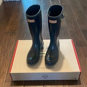 Size 2B/3G Hunter Kids Gloss Boots in Navy